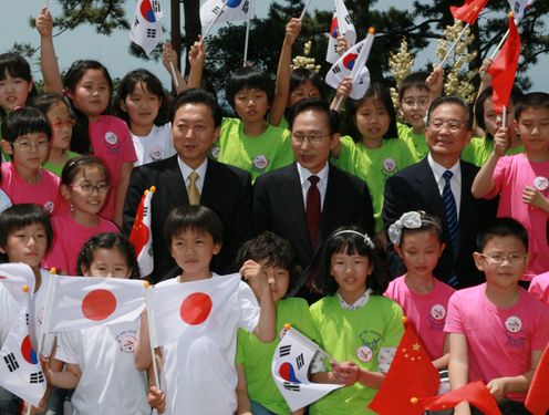 日中韓少年タイム・カプセル埋設式に出席する鳩山総理の写真２