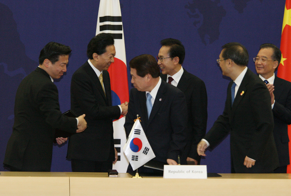 常設事務局覚書署名式に出席する鳩山総理の写真2