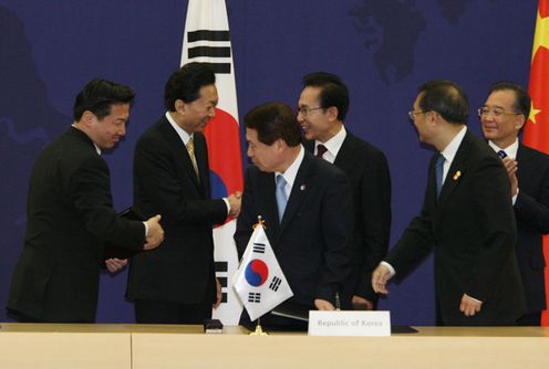 常設事務局覚書署名式に出席する鳩山総理の写真2