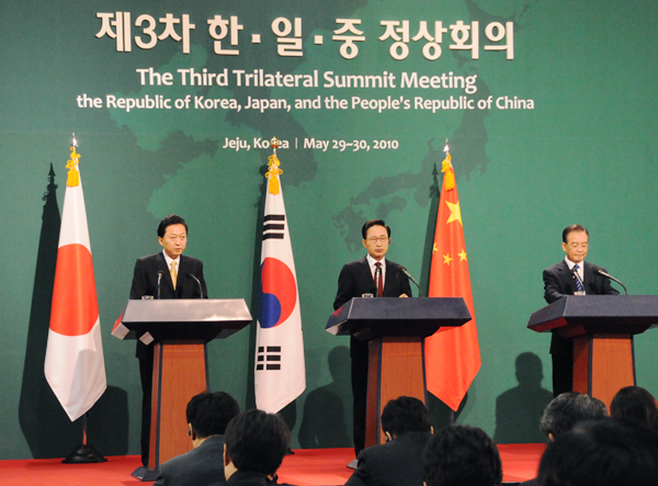 日中韓首脳共同記者会見を行う鳩山総理の写真１