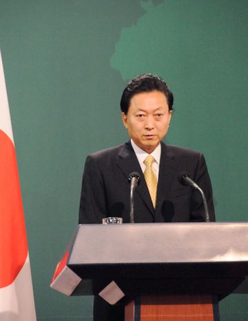 日中韓首脳共同記者会見を行う鳩山総理の写真２