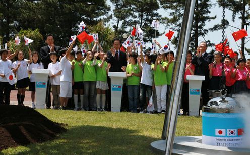 日中韓少年タイム・カプセル埋設式に出席する鳩山総理の写真１