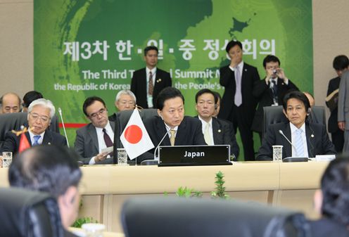 日中韓サミットに出席する鳩山総理の写真1