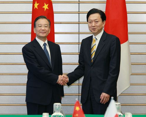 温家宝総理と握手する鳩山総理の写真