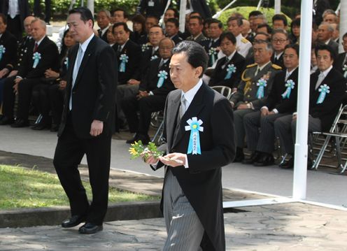 献花する鳩山総理の写真１