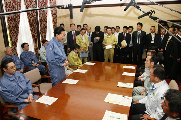 東国原宮崎県知事と懇談する鳩山総理の写真１