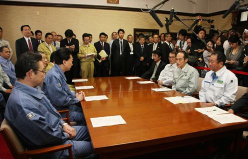 東国原宮崎県知事と懇談する鳩山総理の写真２