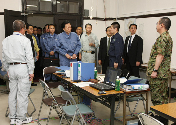 現地対策本部員を激励する鳩山総理の写真