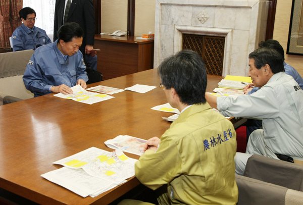 山田農林水産副大臣の説明を聞く鳩山総理の写真