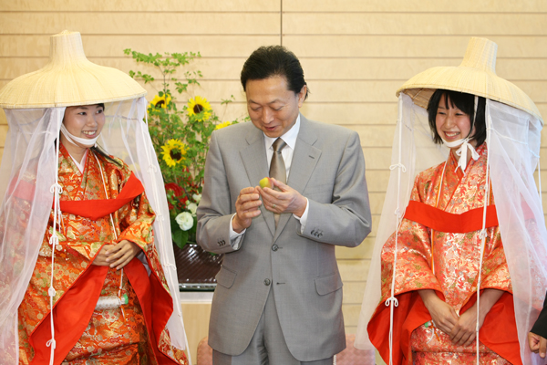紀州梅の会梅娘による表敬を受ける鳩山総理の写真