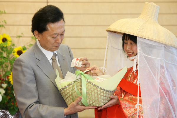 梅干を贈呈される鳩山総理の写真