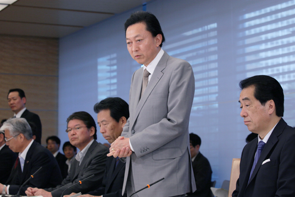 雇用戦略対話であいさつする鳩山総理の写真1