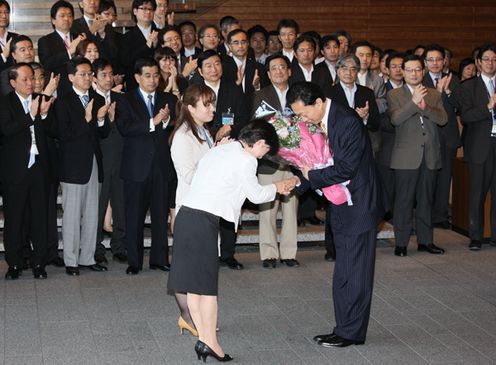 職員から花束を受ける鳩山総理の写真