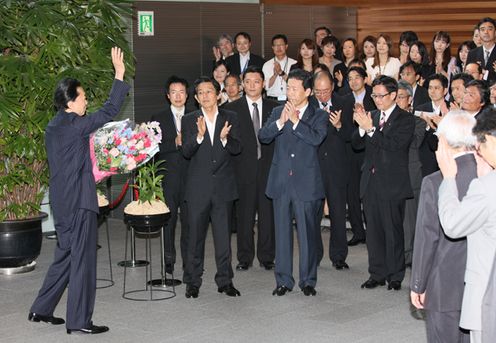 職員に見送られる鳩山総理の写真