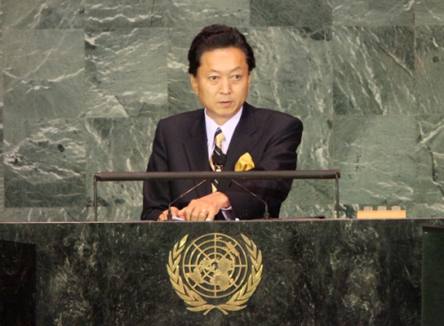 国連総会の一般討論で演説する鳩山総理の写真