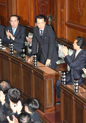 総理大臣の首班指名を受ける菅総理の写真２