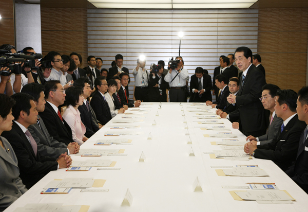 初大臣政務官会議で挨拶を述べる菅総理の写真