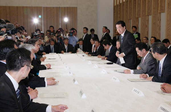 口蹄疫対策本部会合であいさつする菅総理の写真2