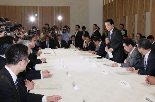 口蹄疫対策本部会合であいさつする菅総理の写真2