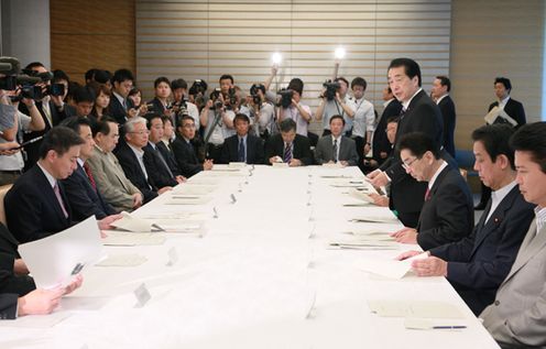 口蹄疫対策本部会合であいさつする菅総理の写真2