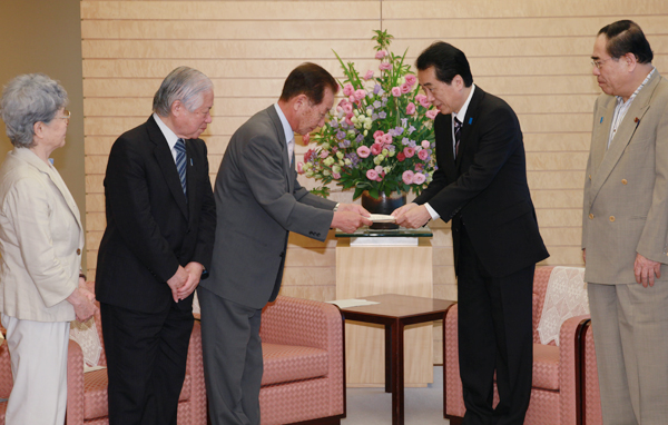 拉致被害者の御家族から要請書を受け取る菅総理の写真1