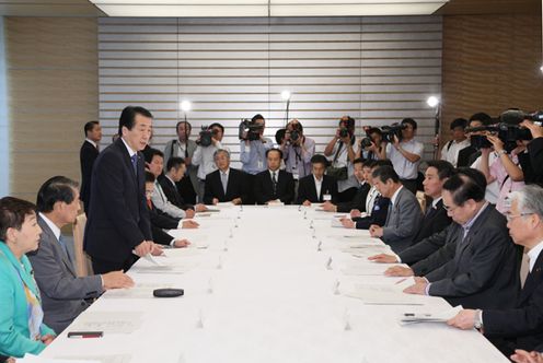 口蹄疫対策本部会合であいさつする菅総理の写真2