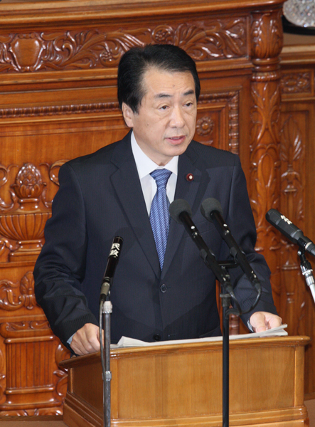 衆議院本会議で所信表明演説を行う菅総理の写真１