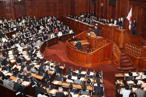 衆議院本会議で所信表明演説を行う菅総理の写真２