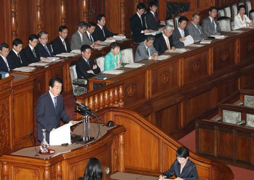 参議院本会議で所信表明演説を行う菅総理の写真2