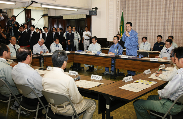 宮崎県知事、関係市町村長らと会談する菅総理の写真２