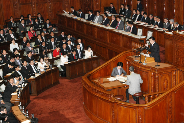 衆議院本会議で答弁する菅総理の写真１