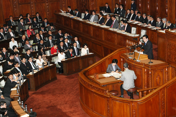 衆議院本会議で答弁する菅総理の写真１