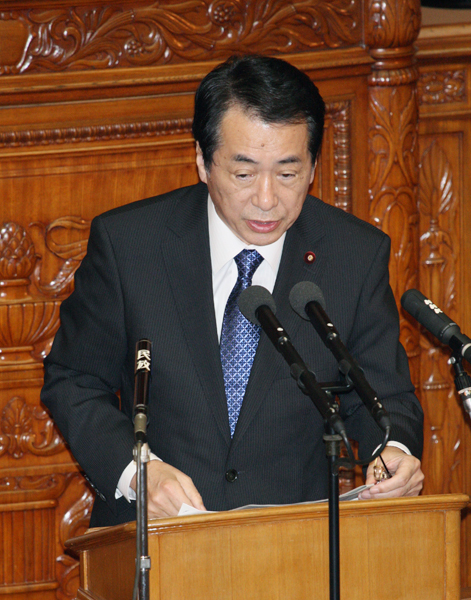 衆議院本会議で答弁する菅総理の写真２