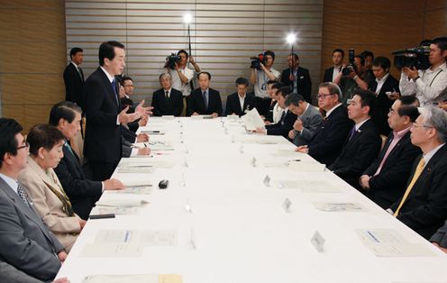 口蹄疫対策本部会合であいさつする菅総理の写真1