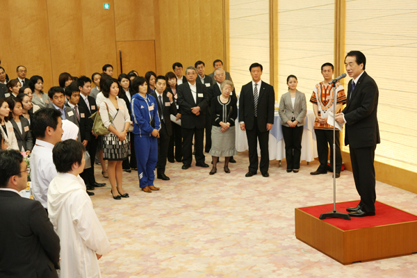 青年海外協力隊帰国隊員による報告会であいさつする菅総理の写真１