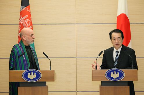 共同記者発表を行うカルザイ大統領と菅総理の写真