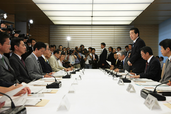 成長戦略策定会議であいさつする菅総理の写真１