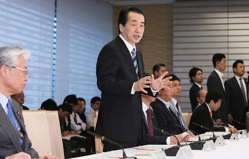 成長戦略策定会議であいさつする菅総理の写真２