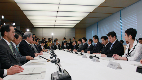 月例経済報告等に関する関係閣僚会議に出席する菅総理の写真１