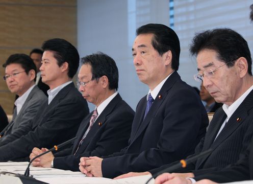 月例経済報告等に関する関係閣僚会議に出席する菅総理の写真２
