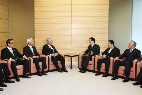 経済３団体と懇談を行う菅総理の写真