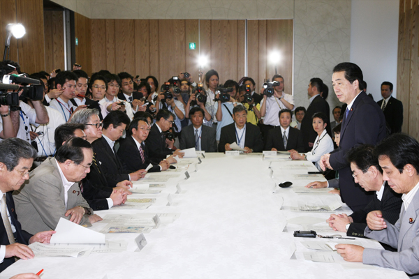 口蹄疫対策本部会合であいさつする菅総理の写真１