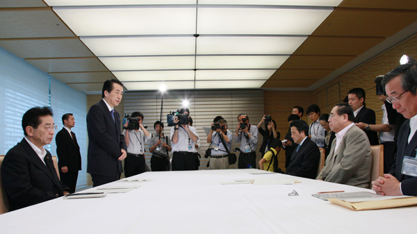 拉致問題対策本部会合であいさつする菅総理の写真１