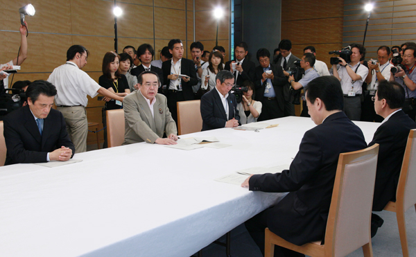 拉致問題対策本部会合で中井拉致担当大臣から報告を受ける菅総理の写真