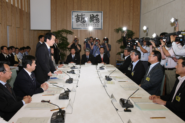 国と地方の協議であいさつする菅総理の写真１