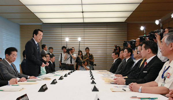 韓国哨戒艦沈没事案に関する関係閣僚会議であいさつする菅総理の写真