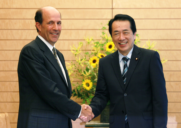 ルース駐日米国大使と握手する菅総理の写真
