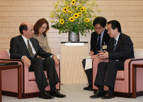 ルース駐日米国大使と会談する菅総理の写真