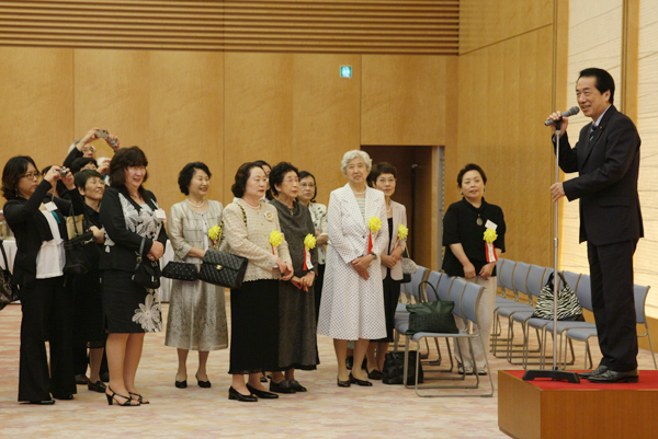 男女共同参画に関する懇談会であいさつする菅総理の写真１