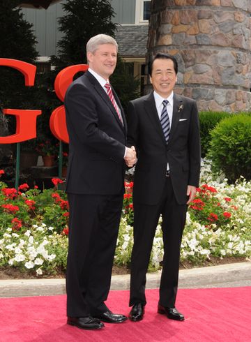 G8歓迎セレモニーに臨む菅総理の写真